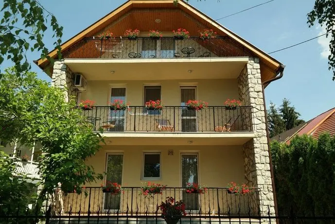 Deluxe Apartments - Image 1