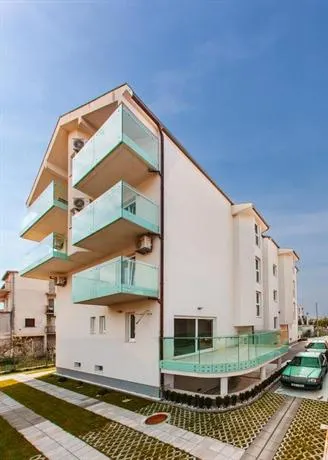 Gorgeous Apartments Near Beach - Image 1