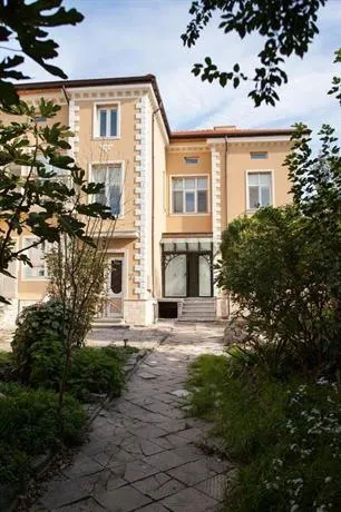 Hebros House - Image 1