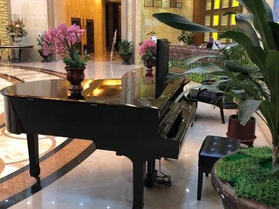 Golden Wave Hotel - Image 1