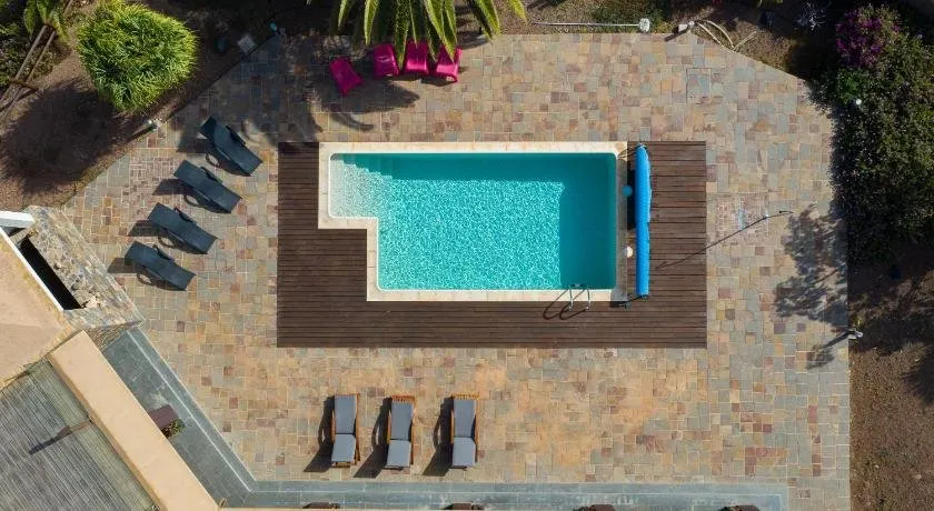 Oasis Villa with swimming pool in 4000m2 garden - Image 1