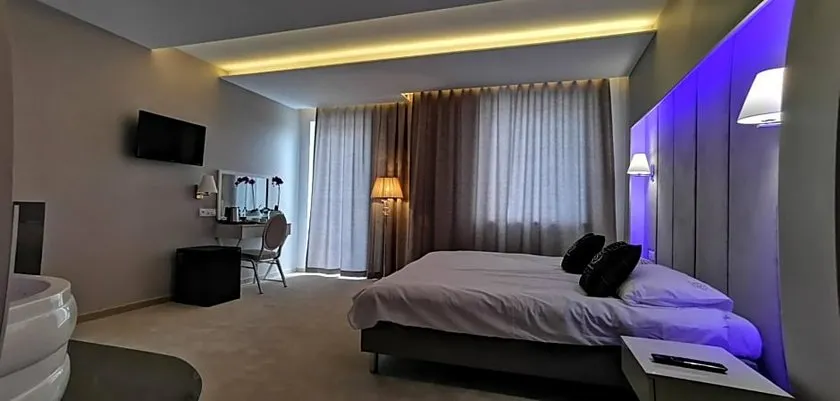 Hotel Sevilla Gold - Image 1