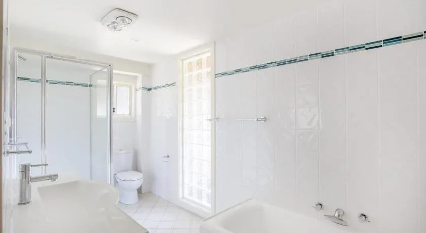 11 Riley St - Stylishly Modern - Image 1