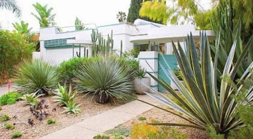 Celebrity Streamline Modern Three-bedroom House - Image 1