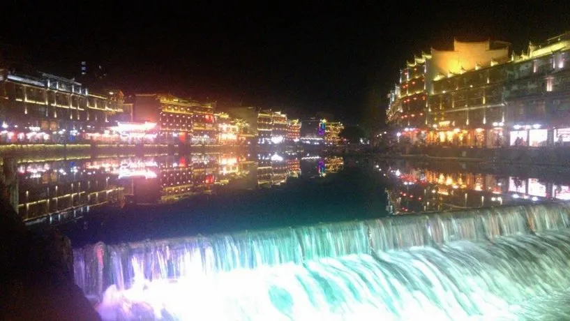 Longfengju Linjiang Inn - Image 1