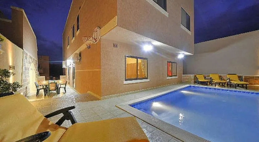 Carville Villa Apartment - Image 1