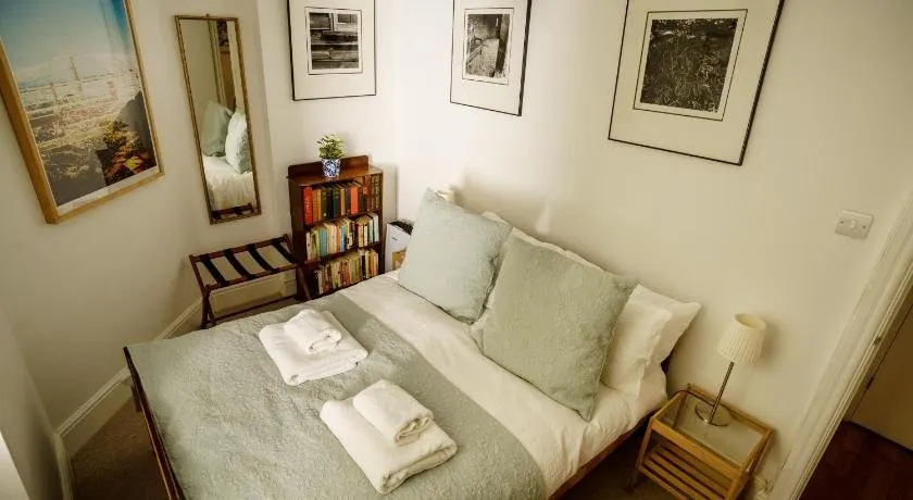 Central Courtyard Apartment - Image 1