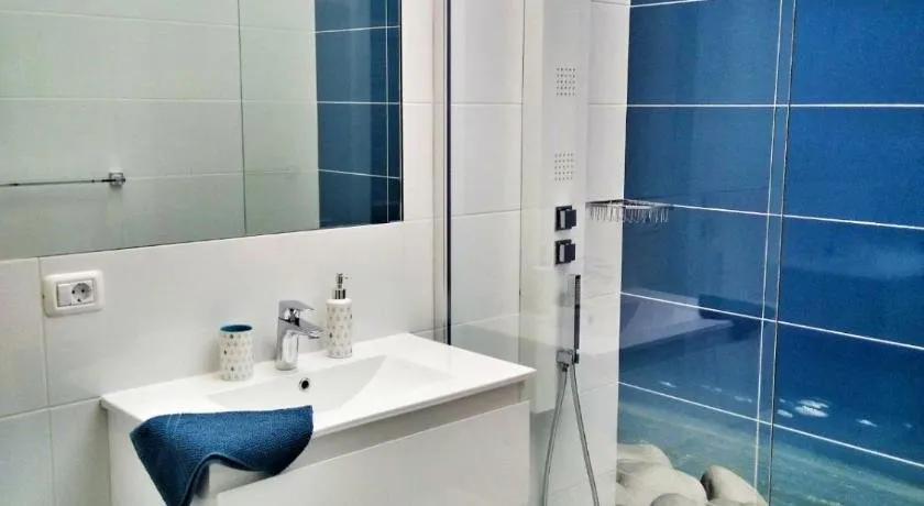 Luxury newly renovated townhouse. - Image 1
