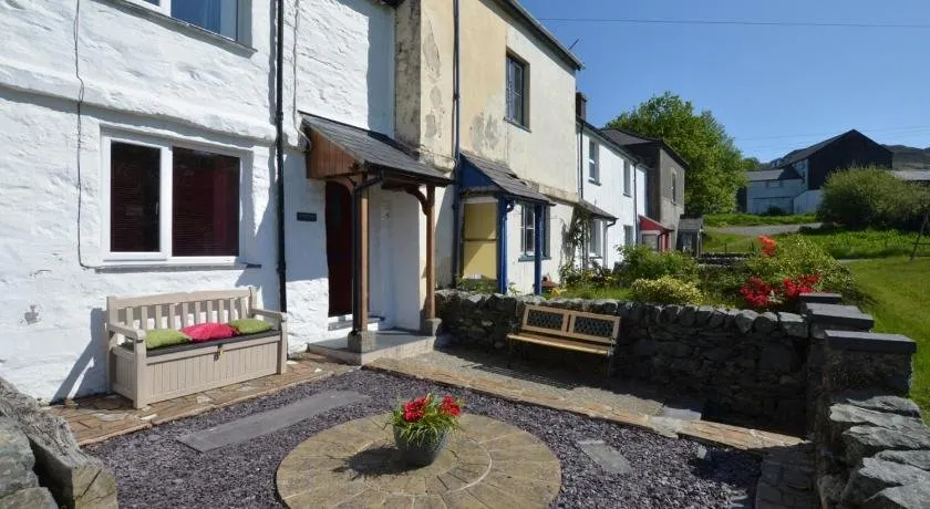 Cottage with garden - Image 1