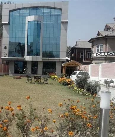 The Hyde Park Inn - Image 1