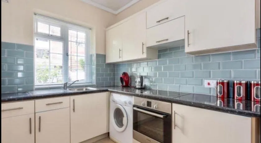 Newly renovated apartment Walton-on-Thames - Image 1