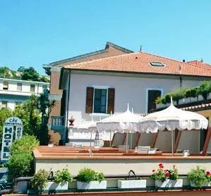 Hotel Crystal - Image 1