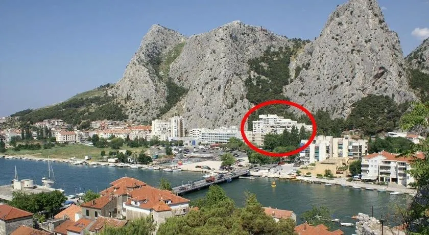 Apartments with a parking space Omis - 14290 - Image 1