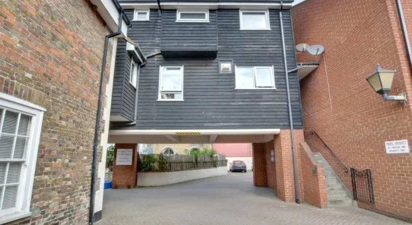Spacious Holiday Home in Sandwich Kent near River - Image 1