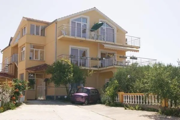 Apartments Maslina - Image 1