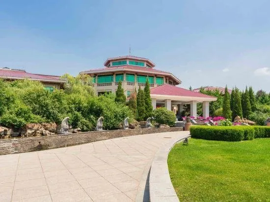 Tanghe Hot Spring Holiday Hotel - Image 1