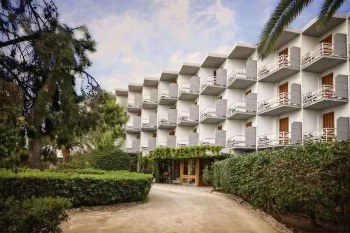 THE GROVE SEASIDE HOTEL - Image 1