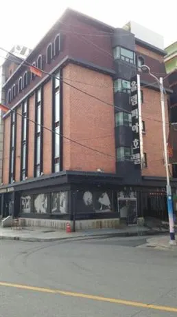 Olympia Hotel - Image 1