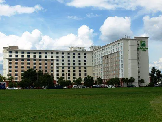 Holiday Inn & Suites Universal - Image 1