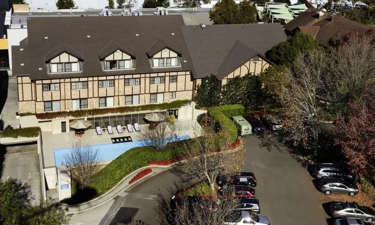 Grand Mercure The Hills Lodge - Image 1