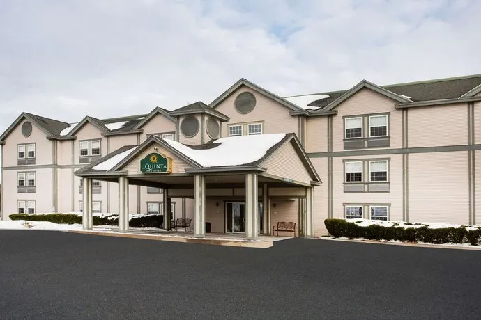 La Quinta Inn & Suites by Wyndham St. Albans - Image 1