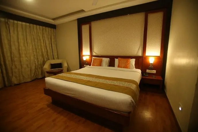 OYO Premium Pal Road - Image 1