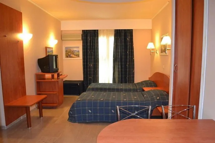 Aliki's Comfortable Holiday Apartments-Great Location - Image 1