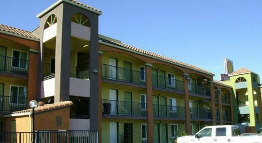 Passport Inn & Suites Corona - Image 1
