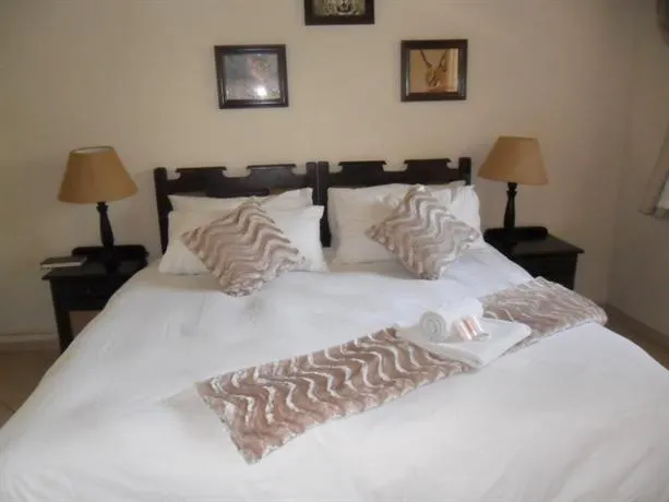 Beverly Hills Guest Lodge - Image 1