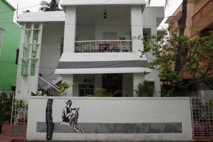 Maison Blanche Near White Town - Image 1