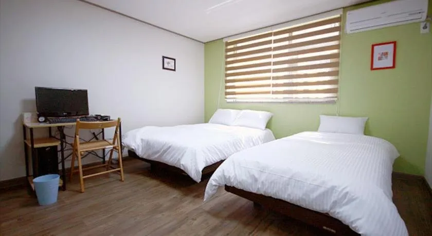 2NVILLE GUEST HOUSE - Image 1