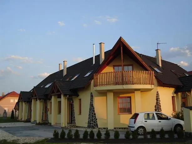 Forras Vendeghaz Buk - Image 1