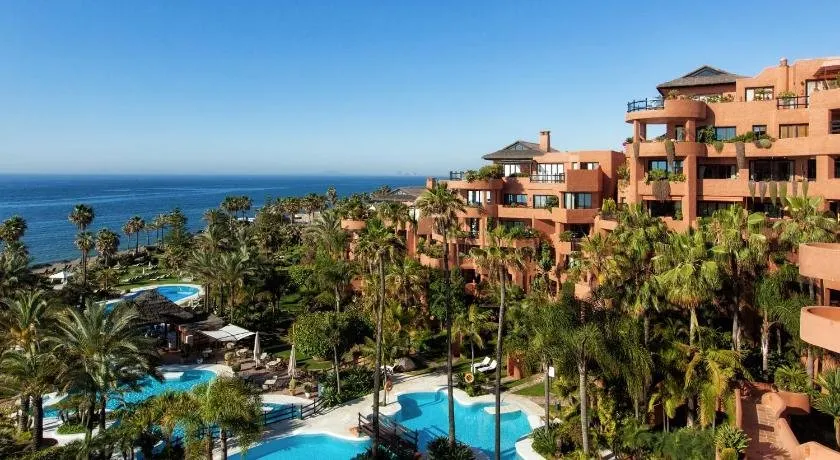 Bahía Beach Apartments Estepona - Image 1