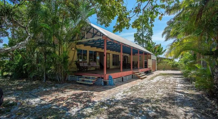 6 Ilmenite Avenue - Coastal Beach Shack Within Walking Distance To Patrolled Beach And Cbd - Image 1
