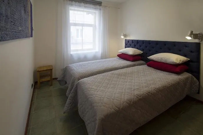 Sunnyhouse Apartments - Image 1