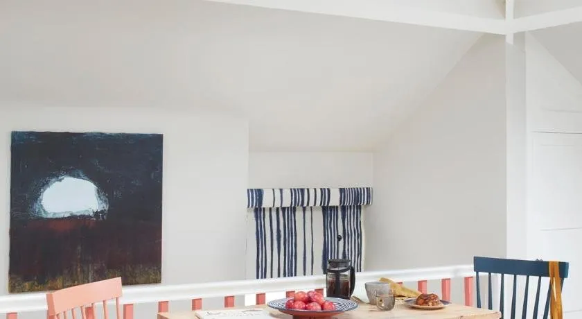 Stunning studio cntrl Totnes with parking - Image 1