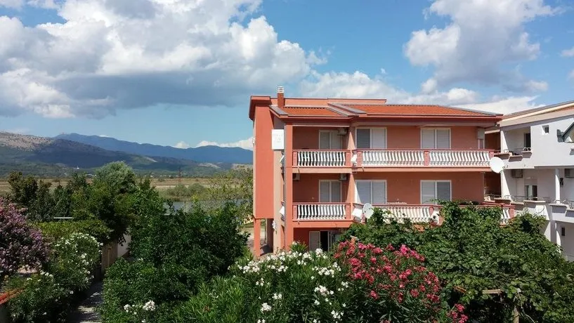 Curani Guesthouse - Image 1