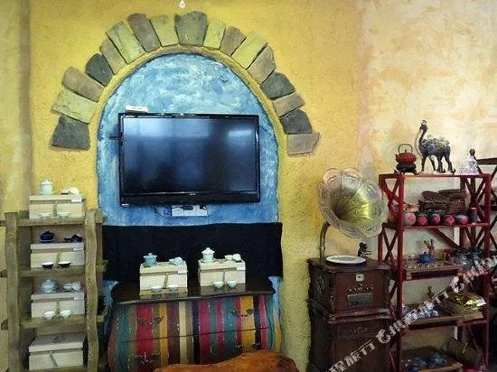 XIAO'AO JIANGHU GUEST HOUSE - Image 1