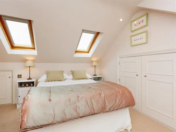 Veeve 3 Bed House On Lillian Road Barnes - Image 1