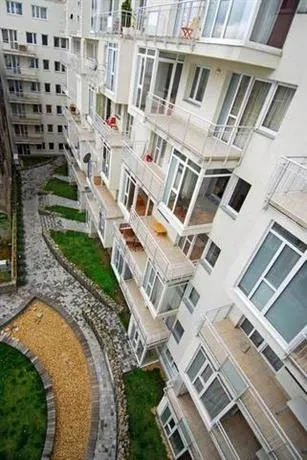 Locust Tree Aparthotel - Image 1