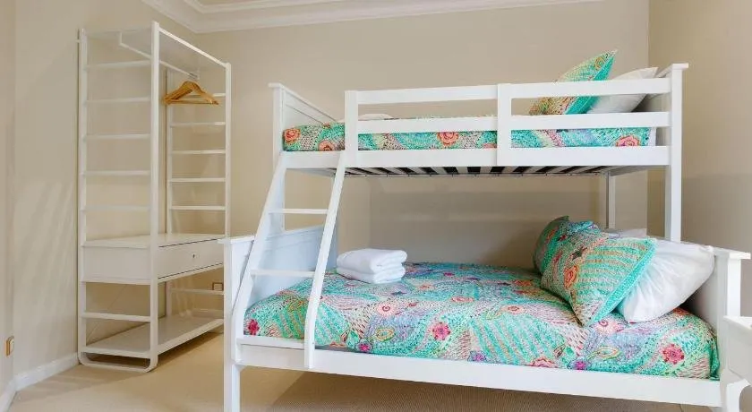 'Baylife Villa' 4a Warruga St - Large home with WIFI, Netflix, Aircon, Linen & Spectacular Views - Image 1