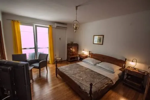 Sunshine Apartments - Image 1
