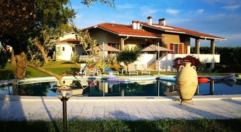 Villa avec piscine privée, terrasse et jardin - Image 1