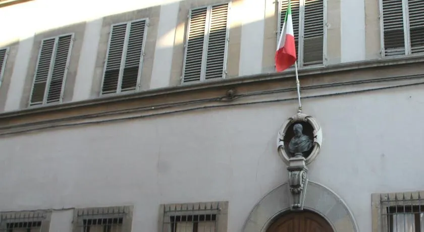 House in the San Pier Maggiore Arch - Image 1