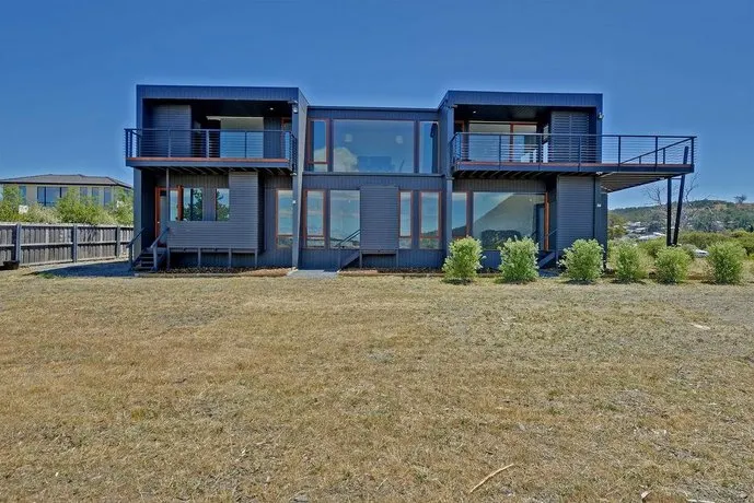 Hobart Waterfront Luxury Retreat - Image 1