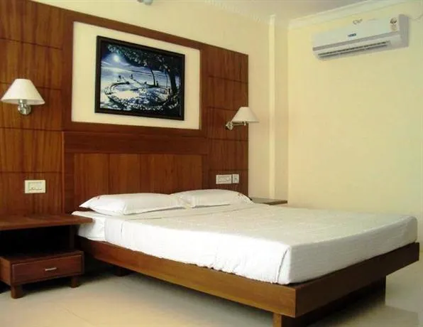 Hotel Peninsula - Image 1