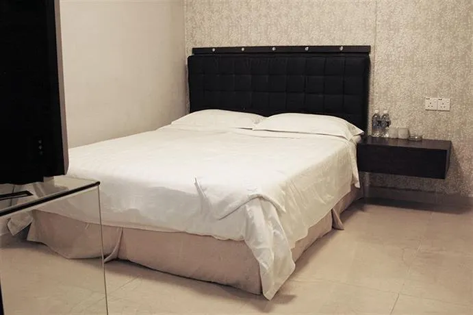 Golden Summer Hotel - Image 1