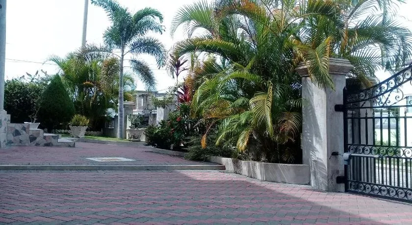 Sunflower Escape (AC / Wifi / Free Beach / Parking) - Image 1