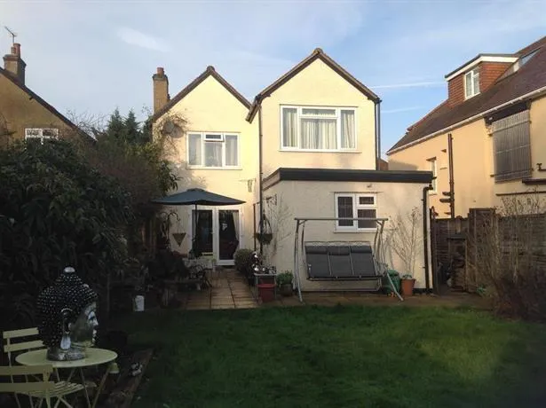 Shepperton Guesthouse - Image 1
