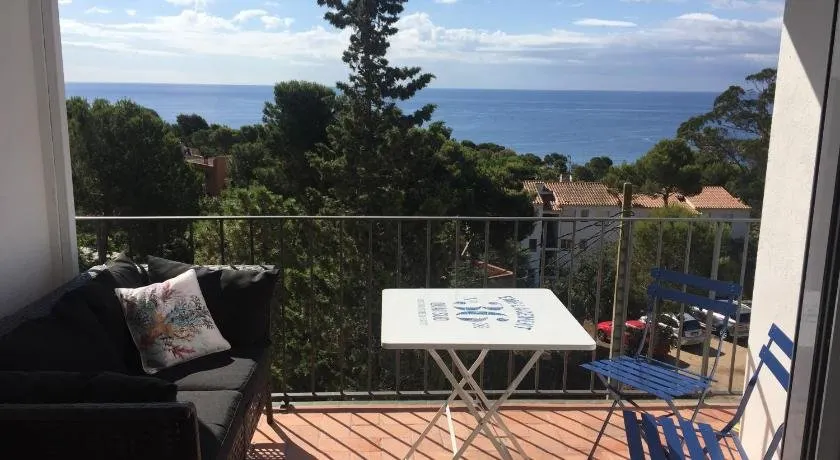 Azteka Blue 2 Bed Apartment Calella de Palafrugell - Image 1